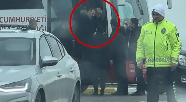 The photo of President Erdoğan stopping the bus.