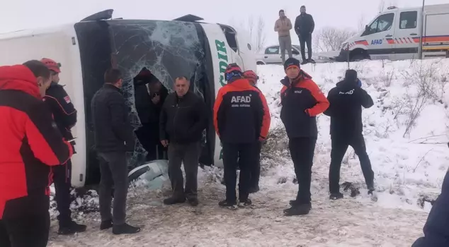 A passenger bus overturned in Kars, injuring 23 people.