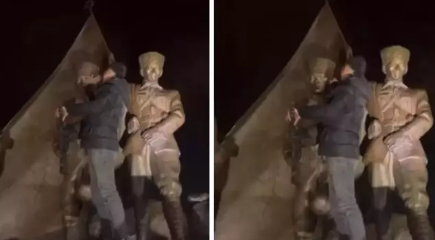 The person who slapped the Atatürk statue was taken into custody.