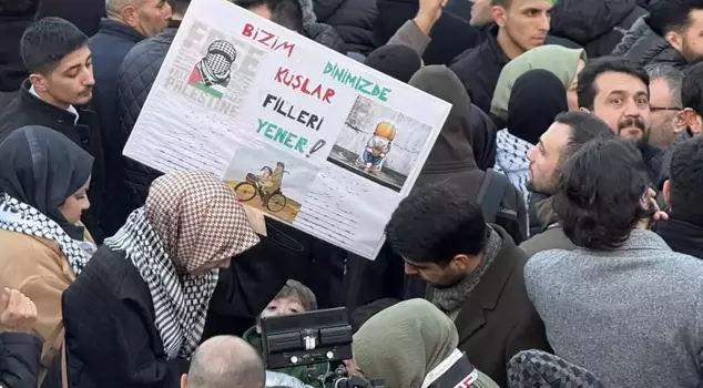 A banner that was displayed at the rally in support of Palestine drew attention.