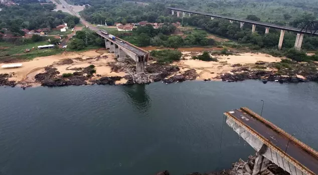 A bridge connecting states in Brazil has collapsed! 12 dead, 5 missing.