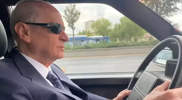 Bahçeli drove through the streets of Ankara accompanied by a Ferdi Tayfur song.