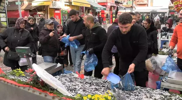 The person who saw the price of anchovies in Edirne got in line.