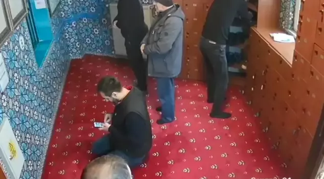 In Beyoğlu, he pretended to pray in a mosque and stole shoes.