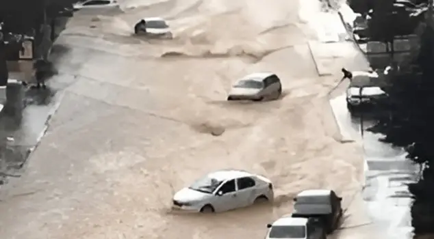 Mecca is underwater! Vehicles and trash containers were swept away like toys.