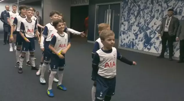 The amusing desire of the little Tottenham players facing Van Dijk.