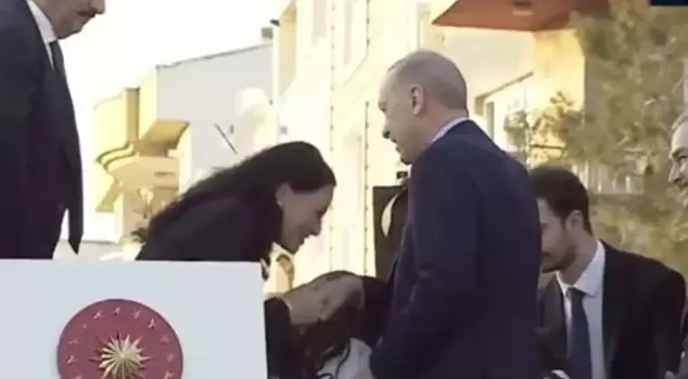 President Erdoğan gives 200 TL pocket money to the MP who kissed his hand.