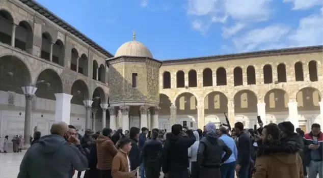 Crowd surge during Friday prayer at the Umayyad Mosque in Damascus! 3 dead, including 1 child, and many injured.