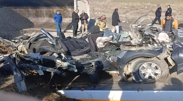 Excavator truck ran over a municipal vehicle! 3 workers died.