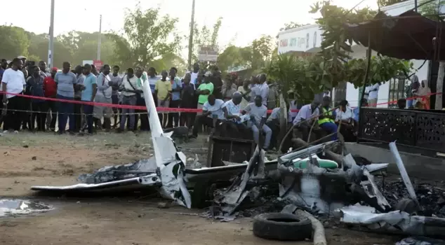 A small plane made a hard landing in Kenya: 3 dead.