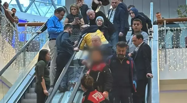 Collapse in the shopping mall! Worker who fell on the escalator lost his life.