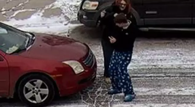 A dispute between a woman and a man in traffic escalated into a fight.