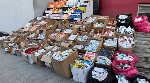 Thousands of boxes of medicine were found in the warehouse! Father and son blamed each other.