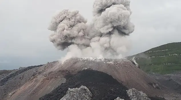 The alert level has been raised to the highest level due to the eruption at Ibu Volcano.