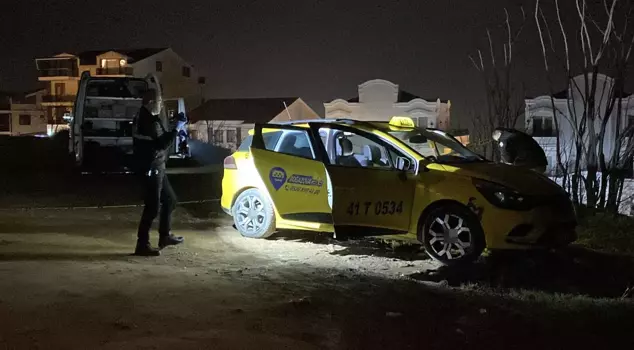 A taxi driver was found with his throat slit in Kocaeli.