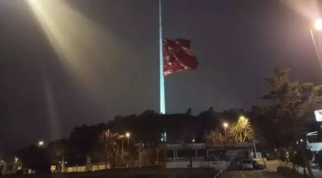 With the declaration of national mourning, flags were lowered to half-mast in Istanbul.