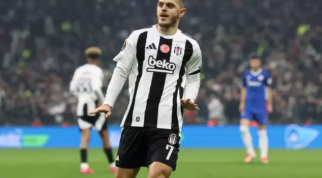 The move that received applause after Rashica's goal.