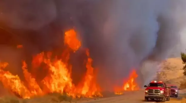 A fire has broken out again in Los Angeles, and the flames are spreading rapidly.