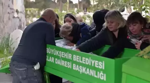 The mother who opened the coffin embraced and kissed her son's funeral.