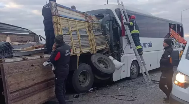 Chain collision in Konya! 2 people died and 18 were injured in the passenger bus.