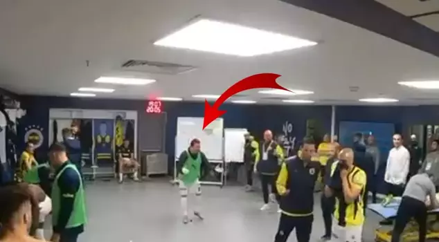 Fenerbahçe shared footage from the locker room! Mert Hakan really pumped up the team during halftime.