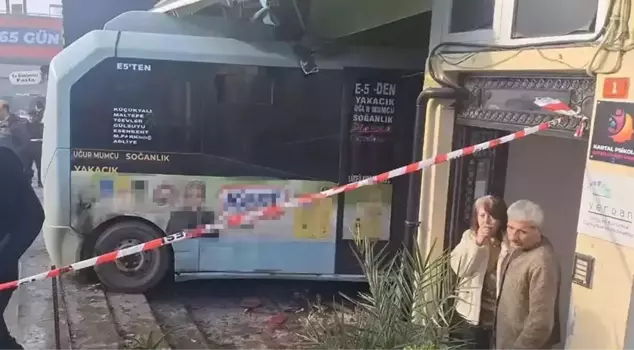 A minibus crashed into a shop in Kartal, there are injured people.