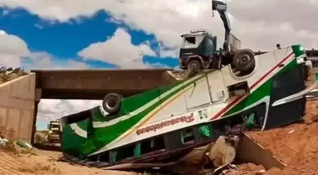 A passenger bus fell off a bridge in Bolivia: 19 dead.