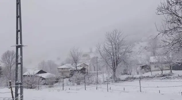 Snow has started to fall right next to Istanbul! Visibility has decreased.