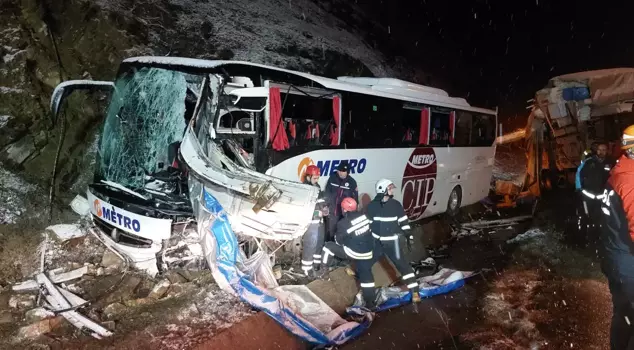 A bus collided with a truck in Samsun: 1 dead, 16 injured.