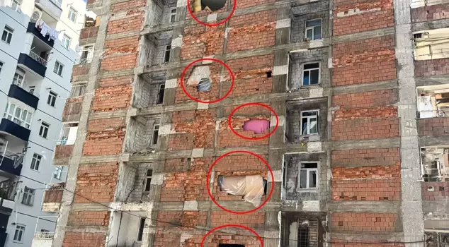 Five families living in a heavily damaged building in Diyarbakır are unable to move.