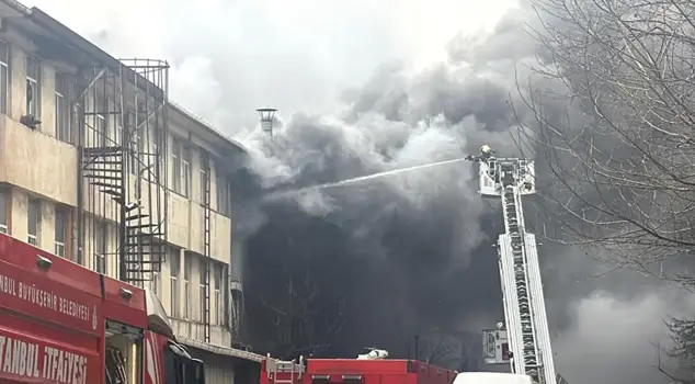 Fire in a rubber workshop in Istanbul! Smoke covered the sky.