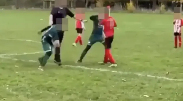 Scandalous scenes in a football match for under-10s: Parents stormed the field and started fighting each other.