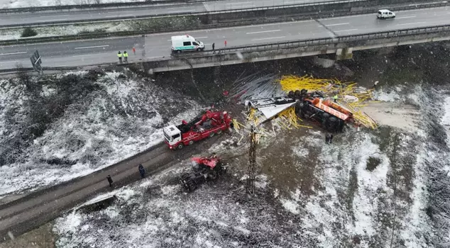 In Düzce, a truck and a snowplow collided: 2 dead.