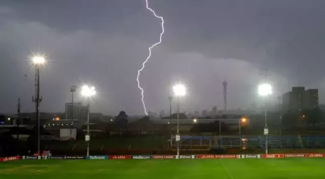 During the match, four female football players who took shelter under a tree lost their lives due to a lightning strike.