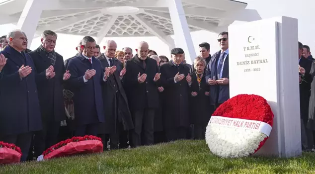 Former CHP Chairman Deniz Baykal was commemorated at his gravesite.