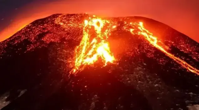 Scary activity at Kilauea! It has started erupting lava again.