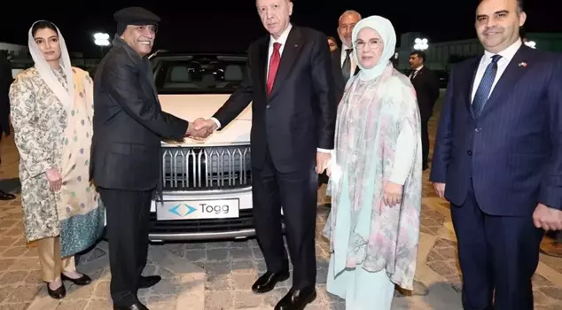 President Erdoğan gifted a Togg to the President of Pakistan, Zardari.