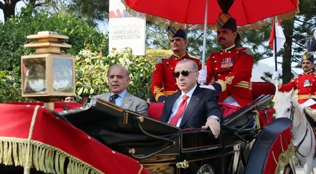 President Erdoğan went to the dinner held in his honor in Pakistan by horse-drawn carriage.