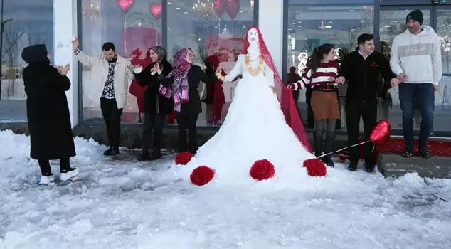 They adorned the snow bride with jewelry worth 1 million lira.