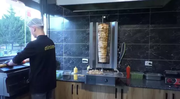 No license, no business: They are making and selling döner at home.