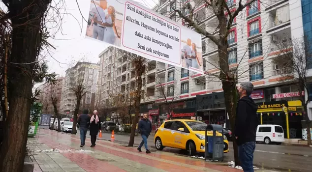 He hung a banner in the middle of the city to apologize to his spouse with whom he had a disagreement.