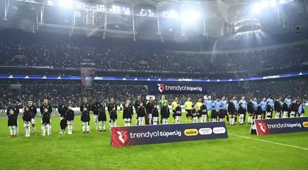 It took Beşiktaş fans back in time: An unexpected guest at Tüpraş Stadium.