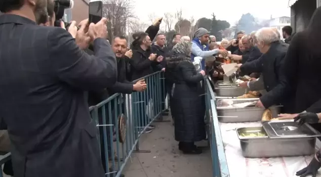 4,500 people lined up! A total of 1 ton of anchovies was distributed for free, causing a huge crowd.