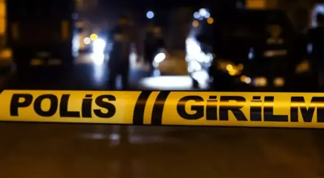 İstanbul'da dere yatağında erkek cesedi bulundu. 

ترجمة: تم العثور على جثة رجل في مجرى نهر في إسطنبول.