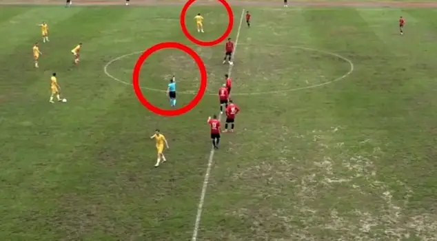 Scandalous referee mistake! He showed 2 yellow cards but forgot the red one.