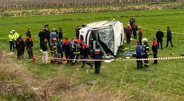 A minibus carrying students to a tournament in Denizli overturned: 2 dead, 26 injured.