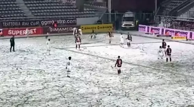 The players got lost on the field! The snowfall overshadowed the match.