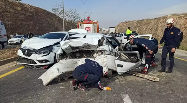 A chain reaction traffic accident involving 4 vehicles in Şanlıurfa captured on camera.