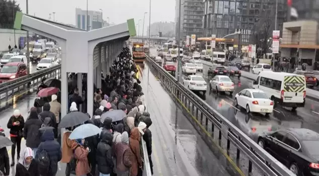 The people of Istanbul were left on the roads, and a sea of people formed at the stops.