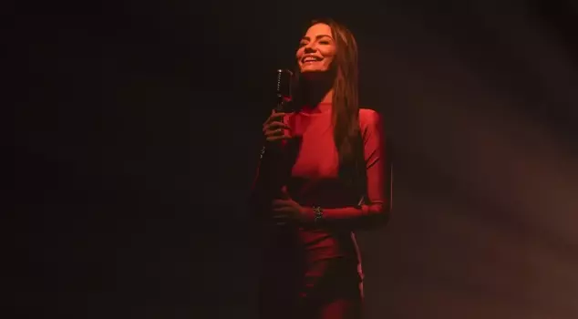 Demet Özdemir became a singer for Eşref Rüya: The handcuff detail confused people.